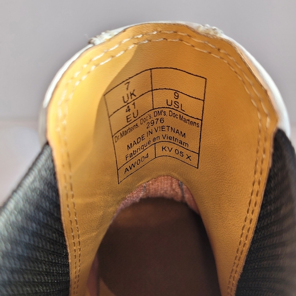 BRAND NEW Dr.Martens Yellow Stitch Smooth Leather Chelsea Boots Womens 9 US - Picture 9 of 11